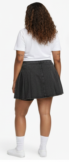 “Pleated plus-size denim skort with built-in shorts, elastic waistband, and invisible zipper for secure, stylish fit.”