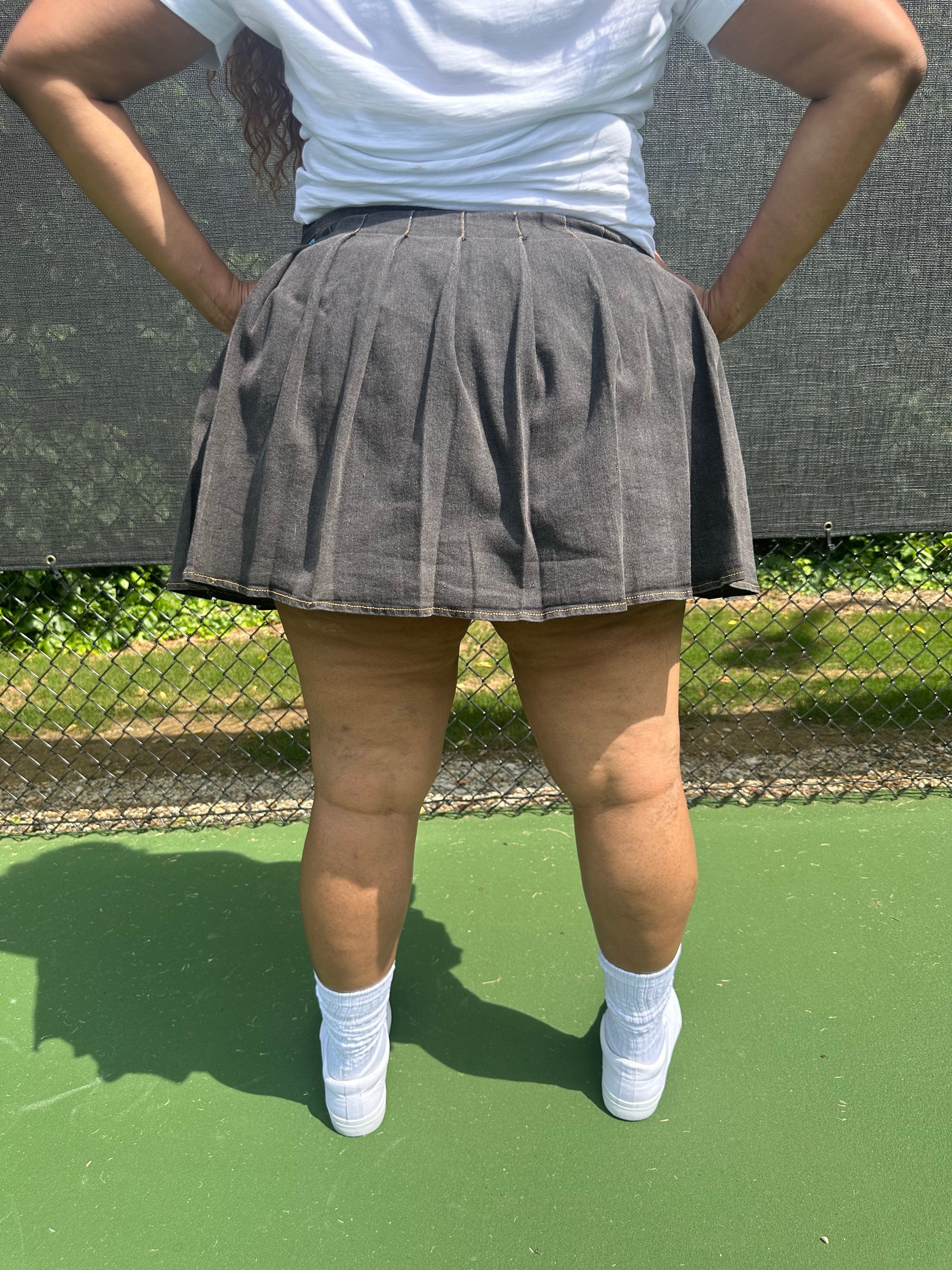 “Pleated plus-size denim skort with built-in shorts, elastic waistband, and invisible zipper for secure, stylish fit.”