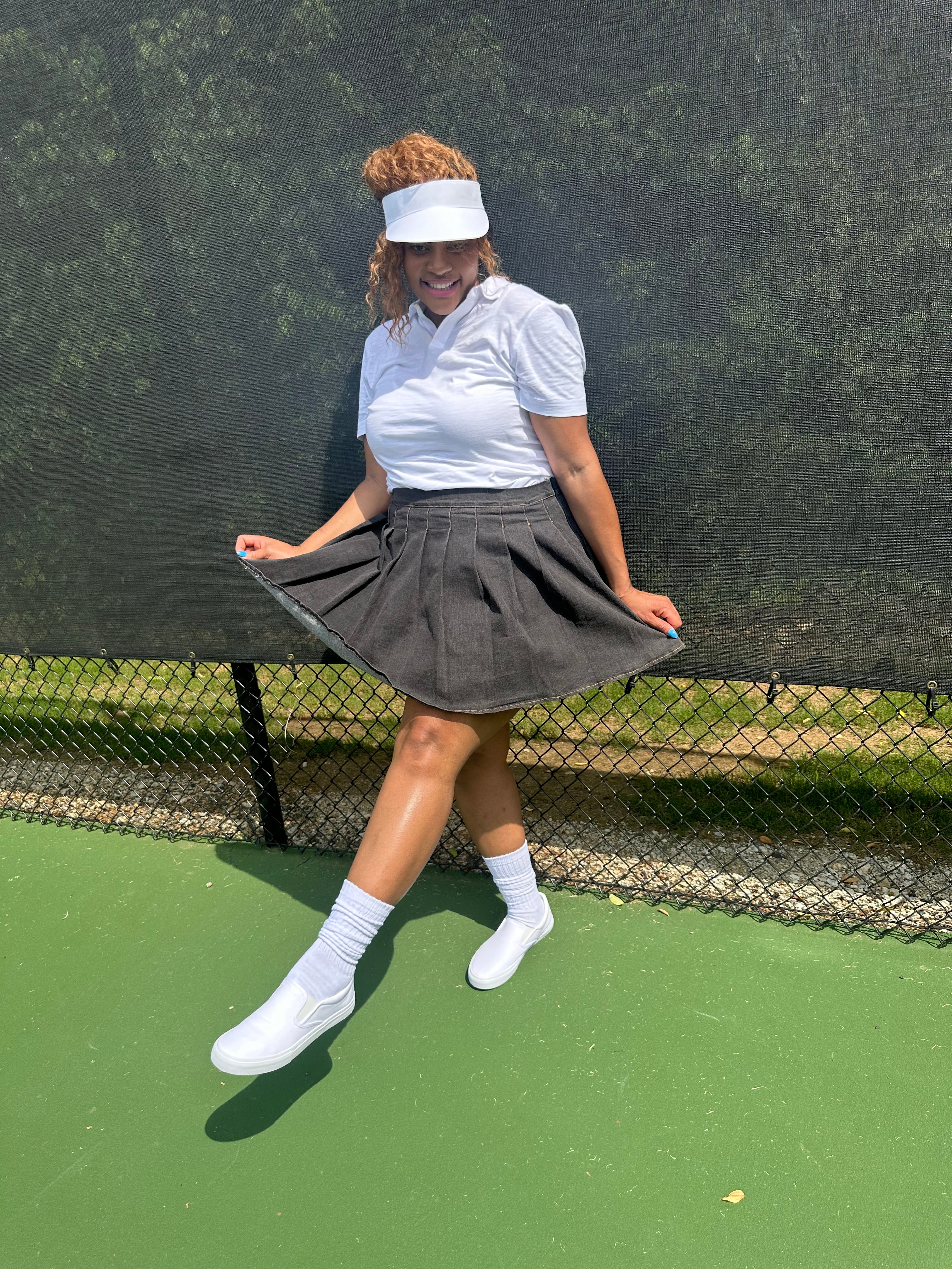 “Pleated plus-size denim skort with built-in shorts, elastic waistband, and invisible zipper for secure, stylish fit.”