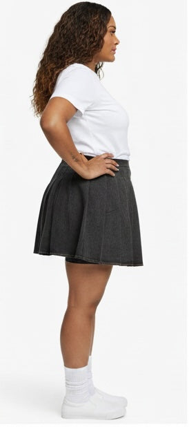 “Pleated plus-size denim skort with built-in shorts, elastic waistband, and invisible zipper for secure, stylish fit.”